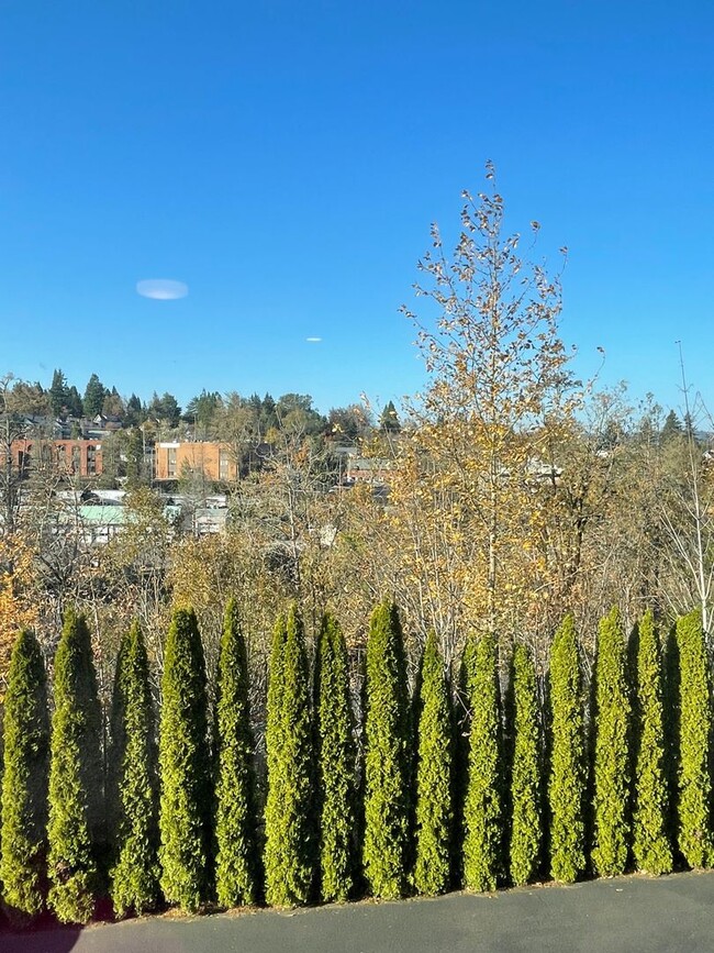 Building Photo - Great Condo near Multnomah Villiage