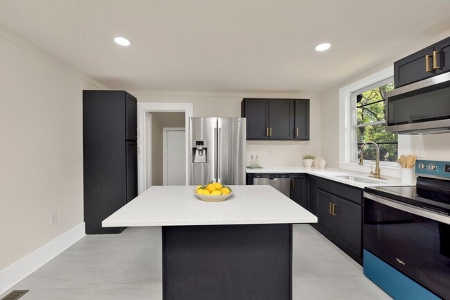 Building Photo - Avondale Gem!! - 3 Bed/2 Bath