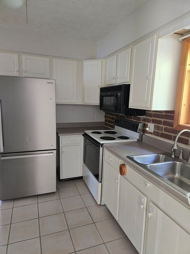Building Photo - Lakeview 3 Bedroom  1.5 Bath  Home for Ren...