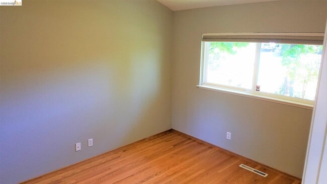 Building Photo - 29 Thorndale Pl
