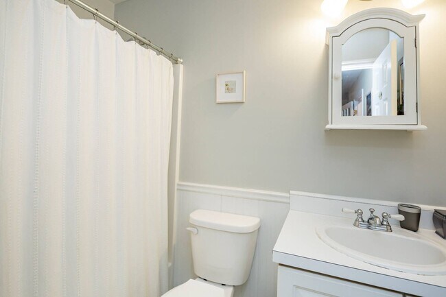 Building Photo - 98 Thomas Ave