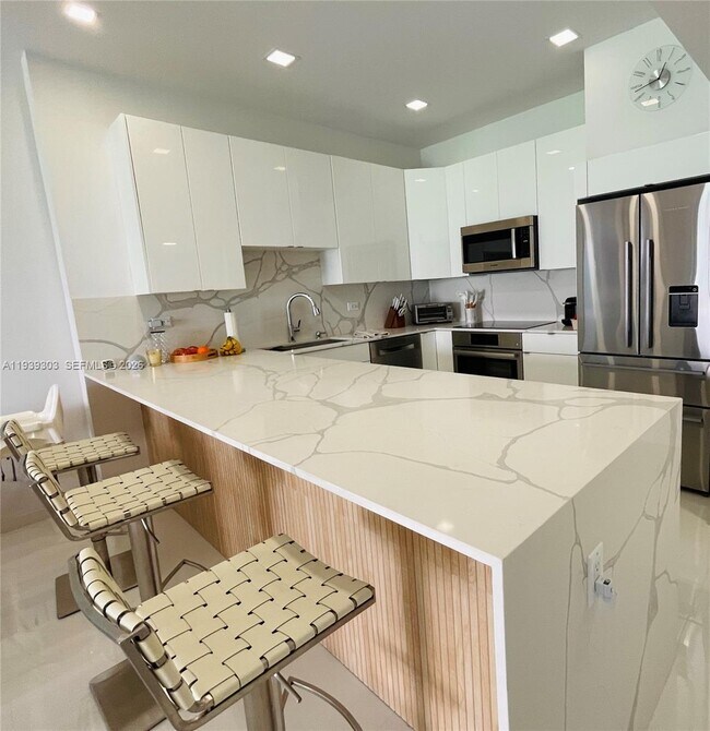 Building Photo - 5701 Collins Ave