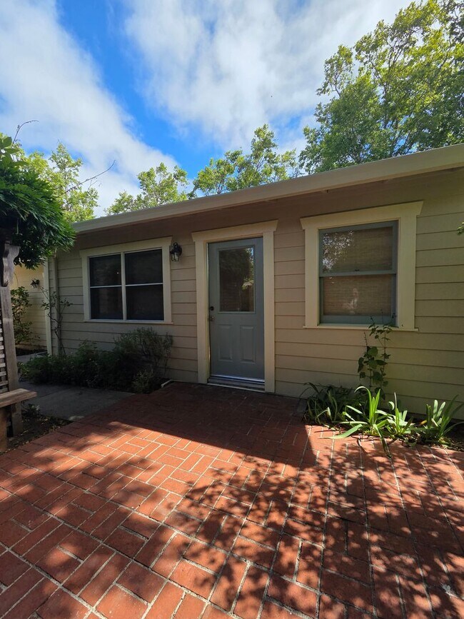 Building Photo - West Side Petaluma Garden Gem - 1 bed 1 bath