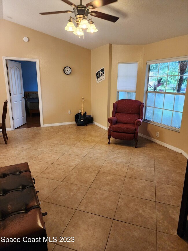 Building Photo - 890 Spirea Dr