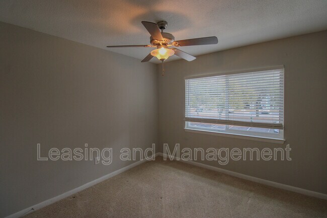 Building Photo - 271 Alexandra Dr