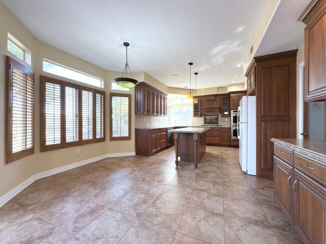 Building Photo - Spacious Home in Santa Fe Hills