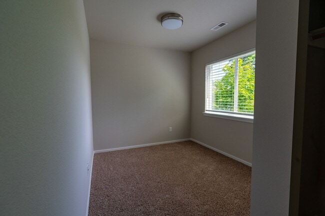 Building Photo - Beautiful 4 bedroom Duplex