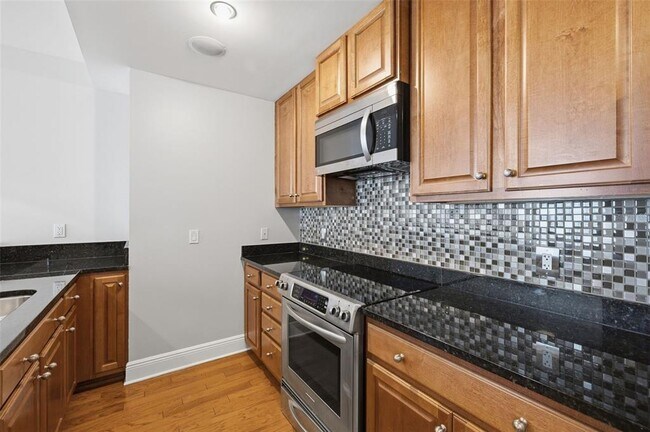 Building Photo - 1227 E Madison St