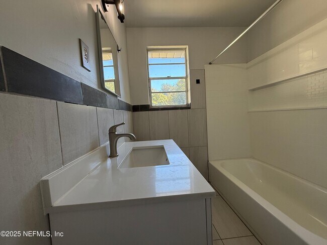 Building Photo - 1909 Layton Rd