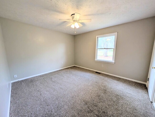 Building Photo - 6003 Sunrise Dr