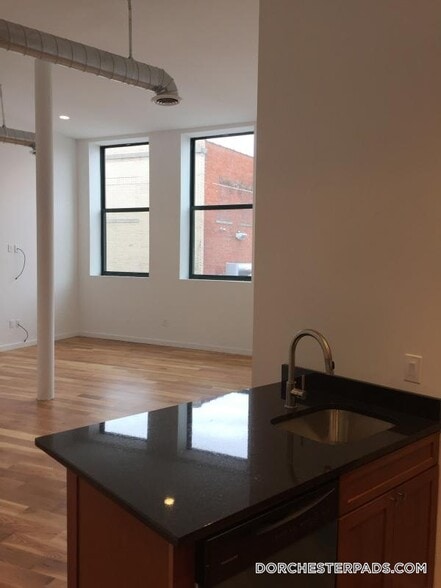 Building Photo - 600 Columbia Rd