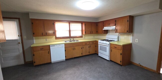 Building Photo - 4 Bedroom 2 Bathroom! $1195!