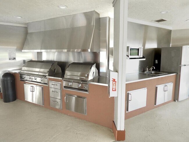 Building Photo - 9820 S Hollybrook Lake Dr