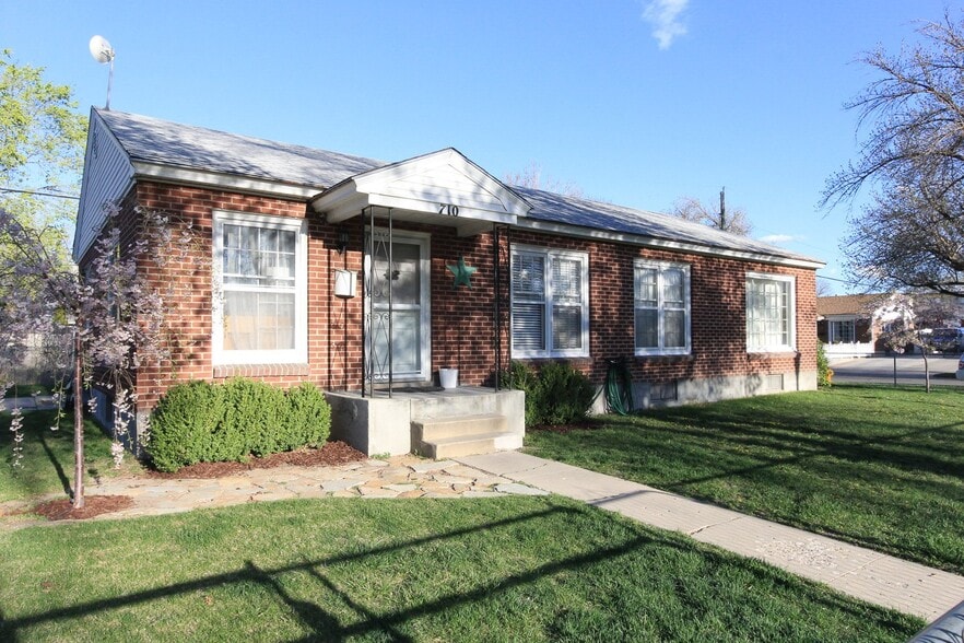 Building Photo - 710 N Oakley St