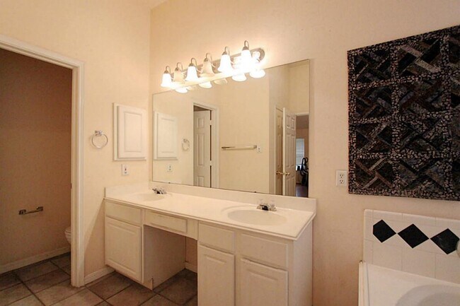 Building Photo - 523 High Meadows Dr