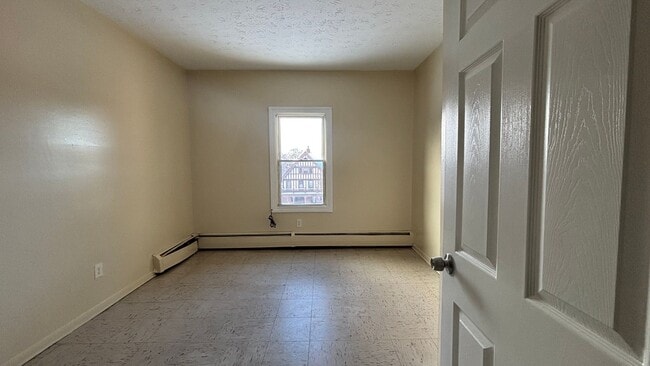 Building Photo - 5 Bedroom 1.5 Bath Spacious Apartment - Heat and Hot Water Included