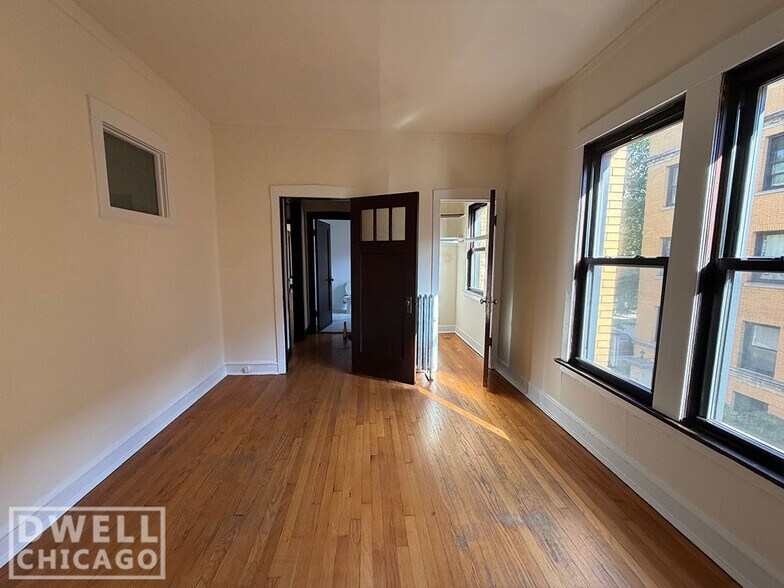 Building Photo - 2414 N Sawyer Ave