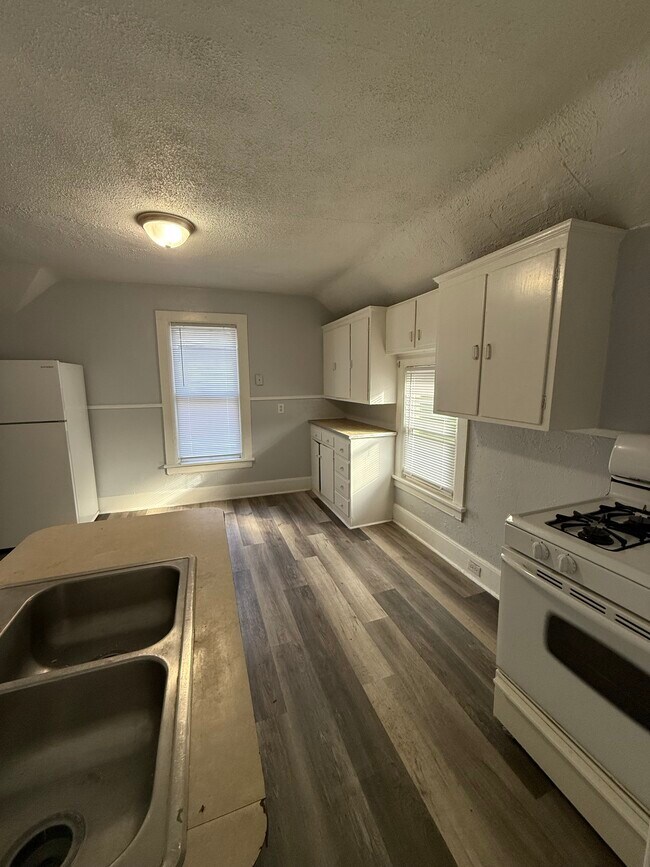 Building Photo - 2112 Miami St