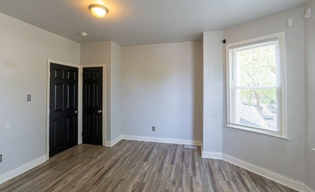 Building Photo - Newly rehabbed 3 bedroom 1.5 bath unit
