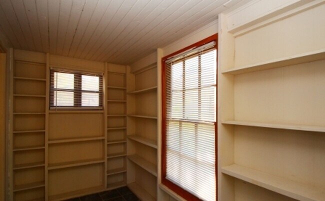 Building Photo - FOUR bedroom in Prime Location!