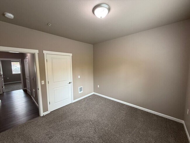 Building Photo - 4235 Hawthorne Ave NE