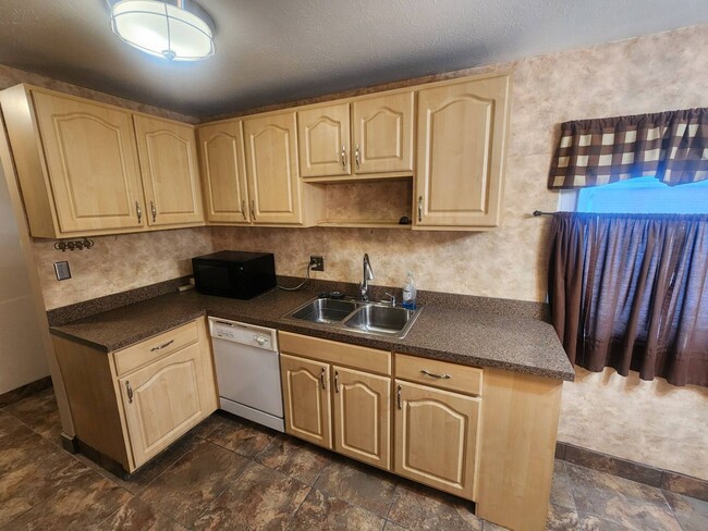 Building Photo - Charming 2-Bedroom Property in Prime Location