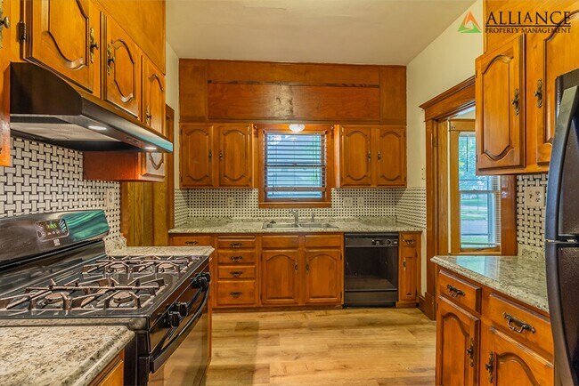 Building Photo - 800 Osage St