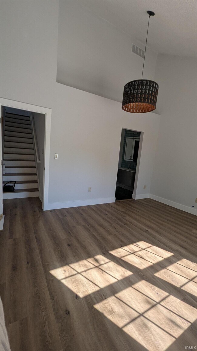 Building Photo - 432 E Laurelwood Dr