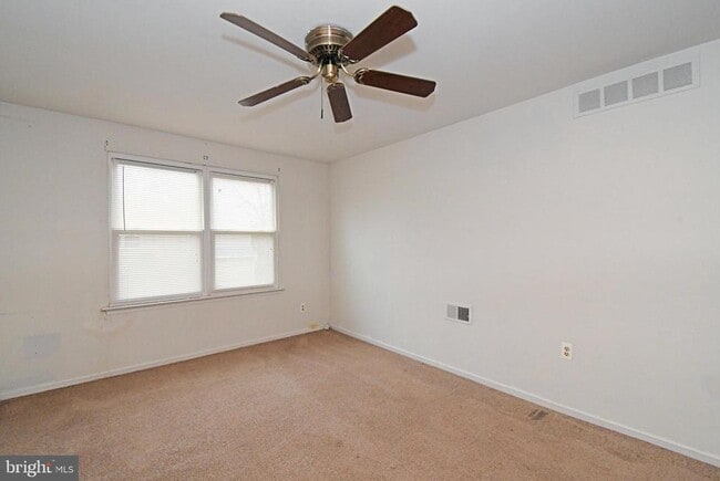 Building Photo - 592 Wrensong Rd