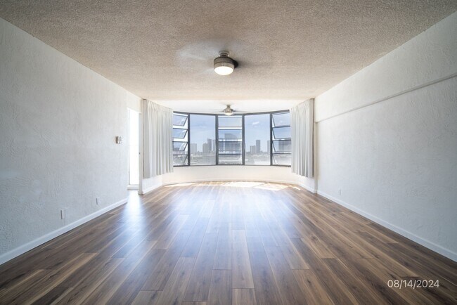 Building Photo - $2300  1 bd 2 ba 1 pkg -1447 Kewalo #705