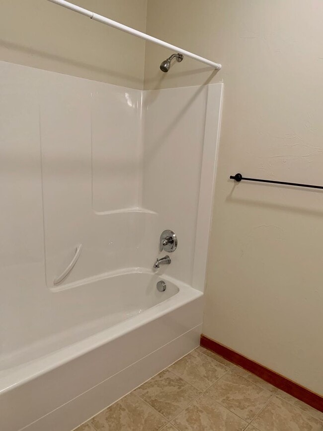 Building Photo - 3 Bed 2 Bath Single Home with wood floors ...