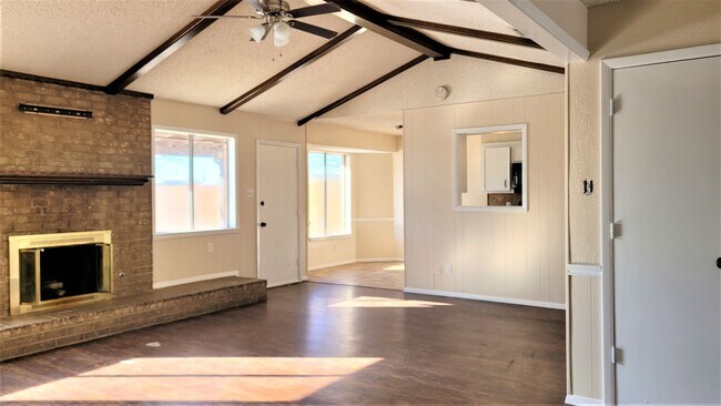 Building Photo - Fabulous home in lovely, convenient neighborhood