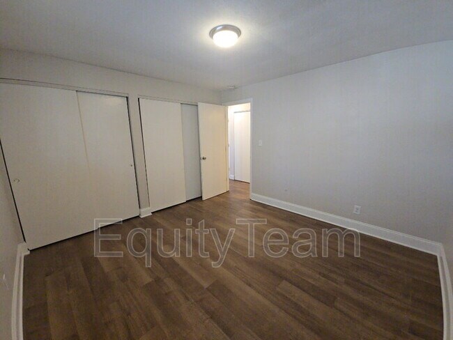 Building Photo - 204 N 10th St