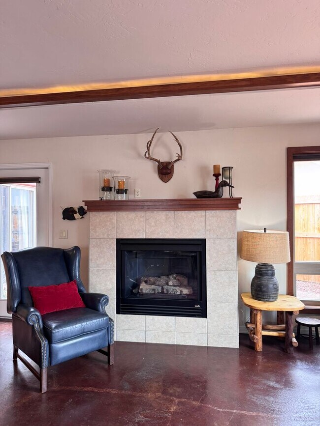 Building Photo - Stylish One-Story FULLY FURNISHED 3Bed, 2B...