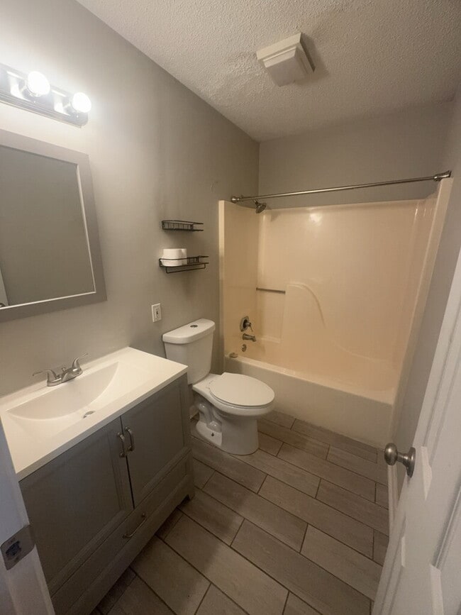 Building Photo - Charming 3 Bedroom, 2 Bath Home 710 Stonewall Avenue