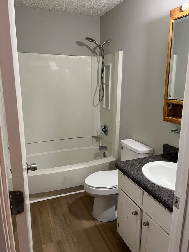 Building Photo - 2 Bedrooms 1 1/2 Baths Townhouse Minutes To Downtown Nashville, Tn ONE MONTH OF FREE RENT!