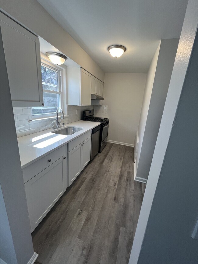 Building Photo - "Chic 1-Bedroom Condo Oasis with Granite Touches & Gleaming Hardwood Floors in Verona!"