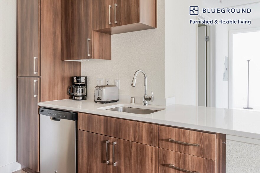 Building Photo - 1265 Lakeside Dr