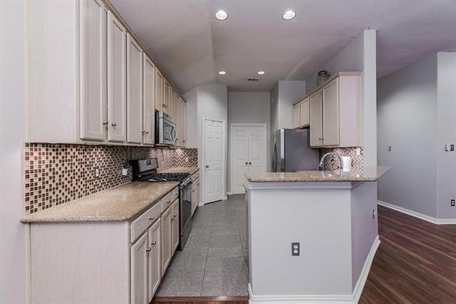 Building Photo - 1604 Oak Brook Ln