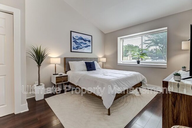Building Photo - 207 St Luke Ct