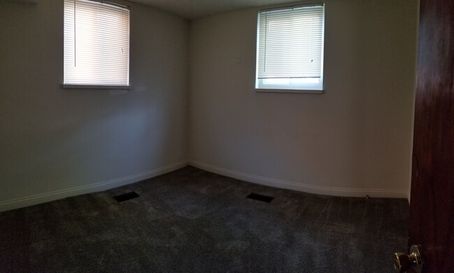 Building Photo - UPDATED 2 BEDROOM WITH  HOOKUP FOR STACK-A...