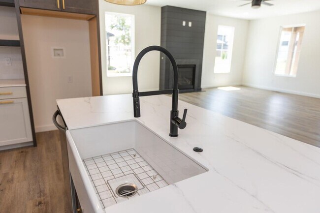 Building Photo - Executive Property located in Republic with a "furnished option" Don't miss this showstopper!!