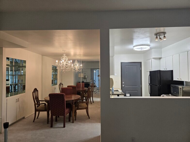 Building Photo - 1155 N La Cienega Blvd