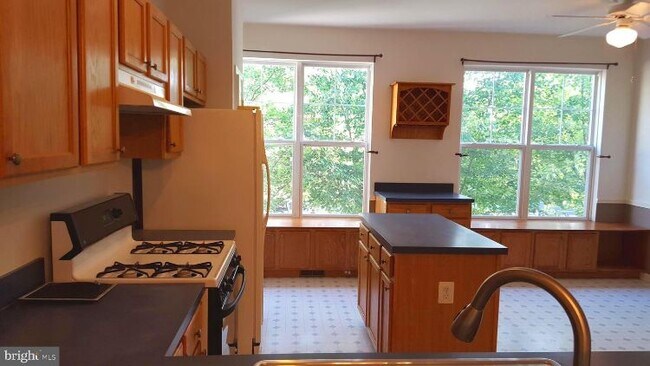 Building Photo - 43155 Huntsman Square