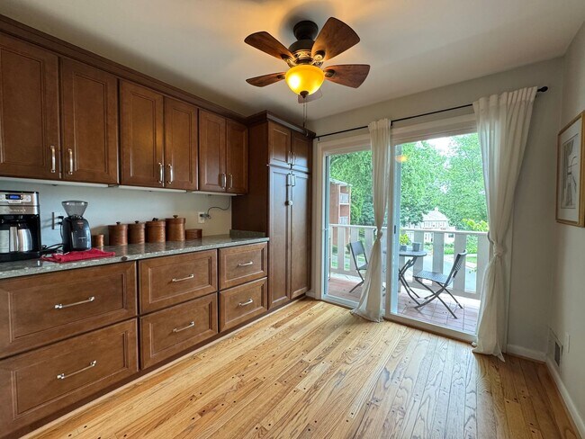 Building Photo - Refreshing 4 Bed 2/2 Bath End Unit Townhom...