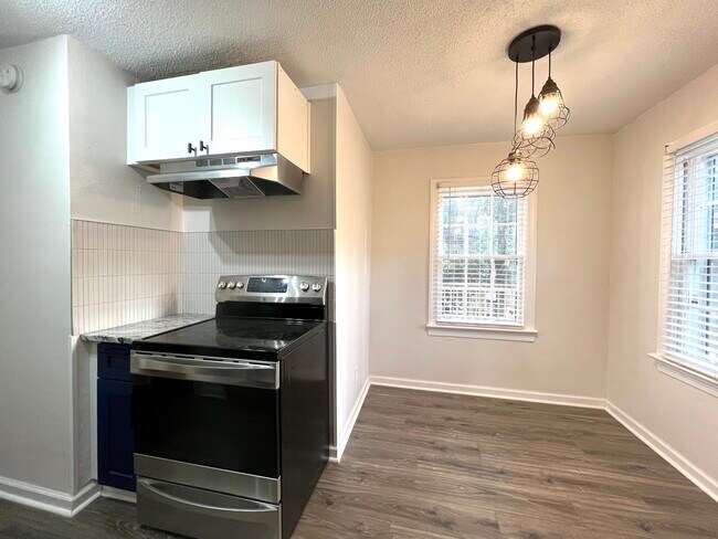 Building Photo - 3033 Lake Ave