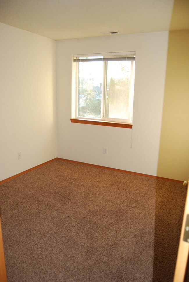 Building Photo - 3 Bedroom 2.5 Bath Town Home Dundee OR