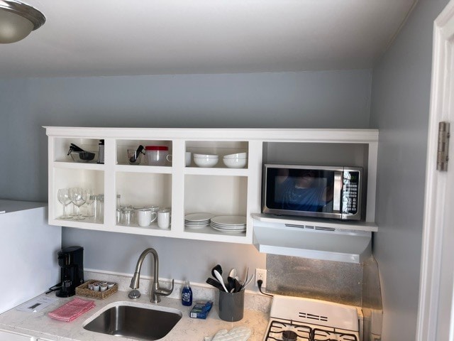 The Kitchen has a gas stove and microwave. - 3811 Gallatin Pike