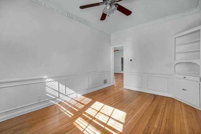 Building Photo - Stunning Townhome Style 2 bedroom with washer/dryer!