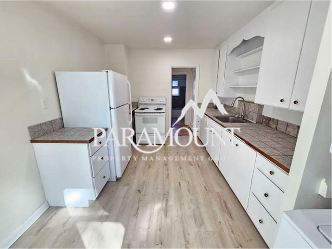 Building Photo - Remodeled 1 Bedroom in a Great Location! Landscaping Included!